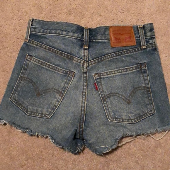 NWOT Levi shorts - Picture 2 of 3